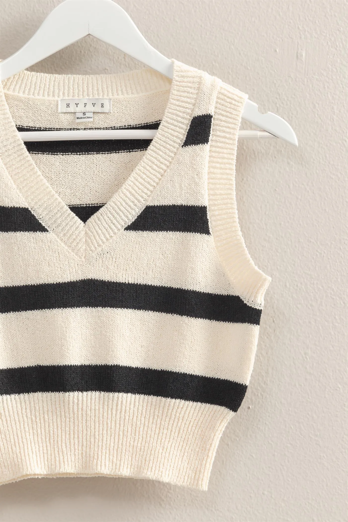 HF25A409-V-Neck Striped Crop Knit Vest Top