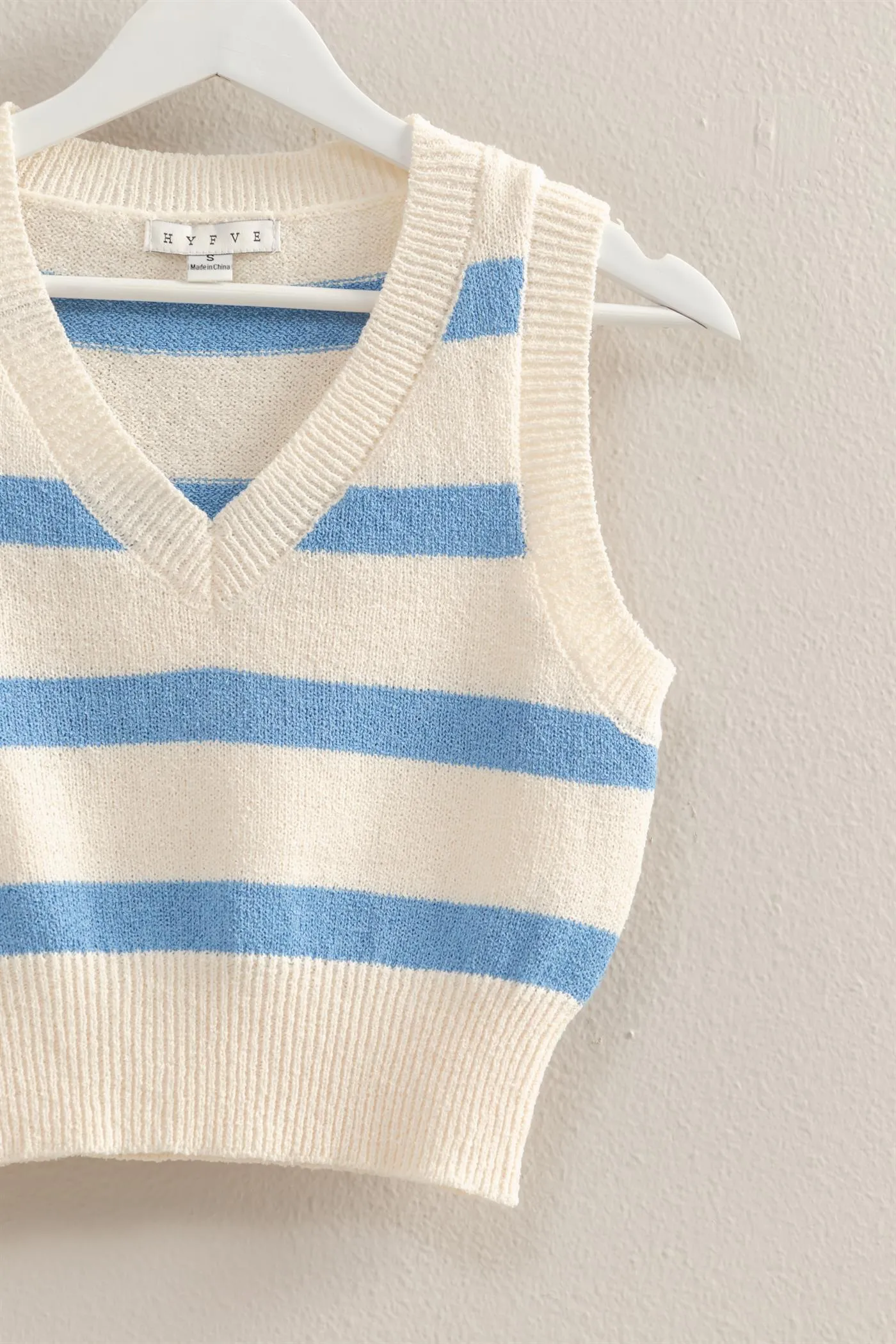 HF25A409-V-Neck Striped Crop Knit Vest Top