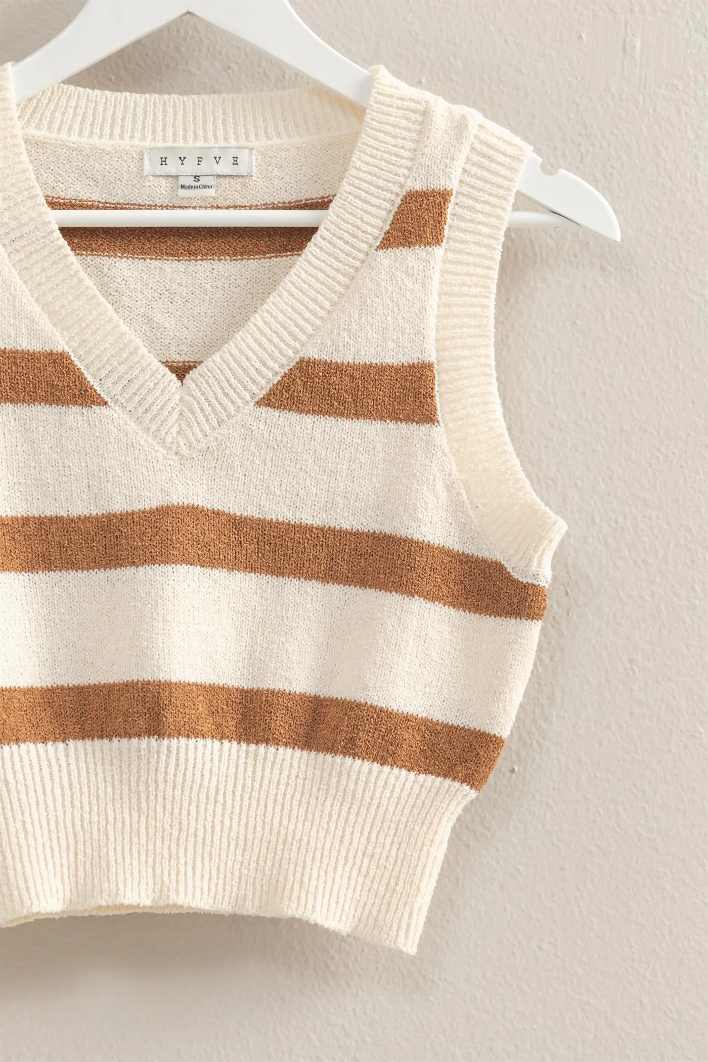 HF25A409-V-Neck Striped Crop Knit Vest Top